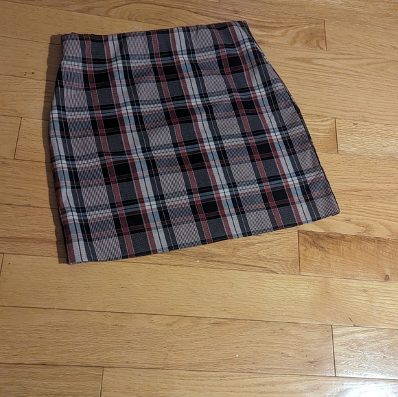 Le Chateau plaid mini skirt - Picture 2 of 3